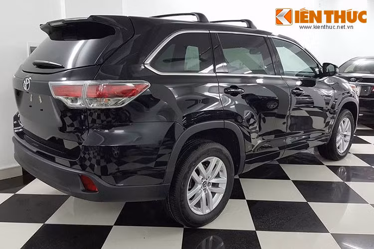 Trên phiên bản 2016 này, Toyota trang bị cho Highlander bộ la-zăng hợp kim kích thước 19 inch. Bên cạnh đó, khoang chứa đồ phía sau thậm chí có thể tăng lên mức 1.200 lít khi gập thêm cả hàng ghế thứ hai lại. 