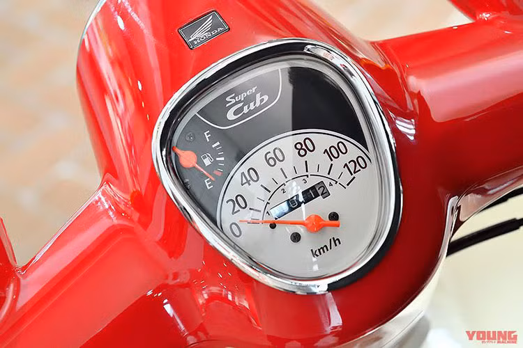 Trên phiên bản mới này, đồng hồ công tơ mét của xe vẫn không thay đổi quá nhiều, vẫn là dạng cơ với đồng hồ đo tốc độ, báo xăng... Các nút bấm điều khiển trên xe không thay đổi,vẫn mang thiết kế mới của Honda.