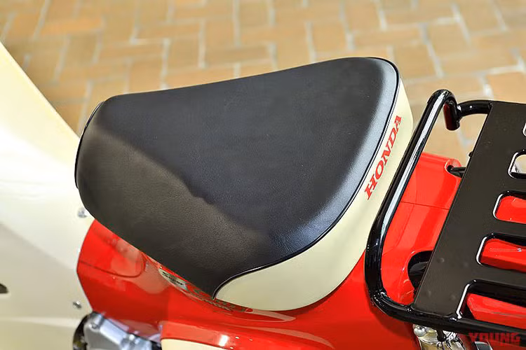 Ở phiên bản 110, thiết kế cơ bản của xe được giữ nguyên với giàn vỏ quen thuộc, sự thay đổi ở phiên bản kỉ niệm là cặp gương tròn cổ điển, bộ màu thân vỏ mang tông màu đặc trưng của Honda là đỏ và trắng, yên được làm yên solo và baga sau làm tăng vẻ cổ điển của xe.