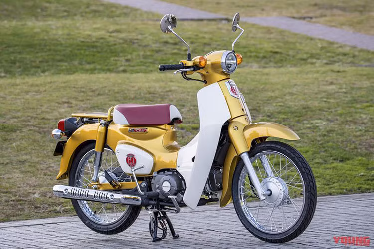 Được biết, phiên bản Honda Super Cub đặc biệt sẽ được bán ra từ tháng 8 năm nay với mức giá khoảng 275.400 Yen (tương đương khoảng 57 triệu đồng) với bản 110 và thấp hơn một chút cho bản 50 phân khối. Khối động cơ trên hai phiên bản này vẫn dựa trên loại máy 1 xi-lanh SOHC 2 van nằm ngang, làm mát bằng không khí.