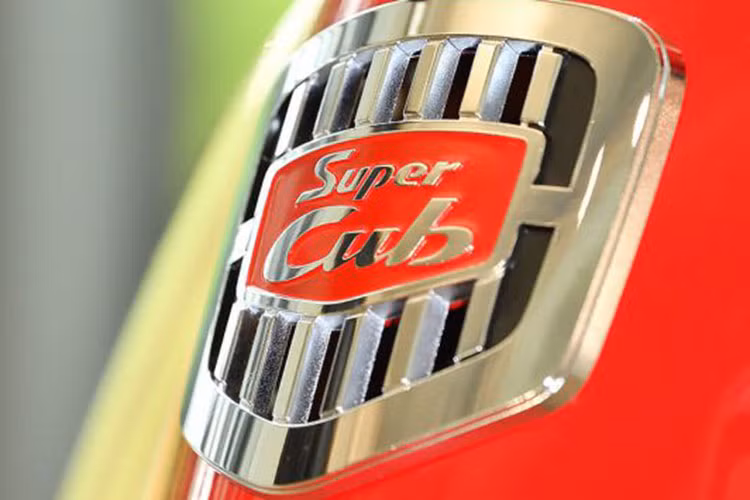 Vốn được lấy cảm hứng từ những phiên bản xe máy Honda Super Cub đầu tiên "đình đám" của mình. Trên phiên bản đặc biệt kỷ niệm 60 năm Honda Super Cub, thân xe thiết kế kiểu cơ bản, mặt nạ và phần đầu xe lại chịu ảnh hưởng của thế hệ Super Cub thứ 4. Tuy nhiên, xe được trang bị hiện đại hơn với đèn pha LED 2 tầng.