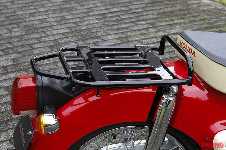 Chiếc xe vẫn giữ nguyên bộ yên đơn và giá đèo hàng giống như truyền thống của Super Cub nhưng được sơn màu đen, trùng với tông ốp đàn hậu ở phiá sau. Bên dưới yên xe là logo Super Cub cách điệu được thiết kế mang hơi hướng cổ điển, đẹp mắt với mảng sơn đỏ trên nền mạ chrome. 