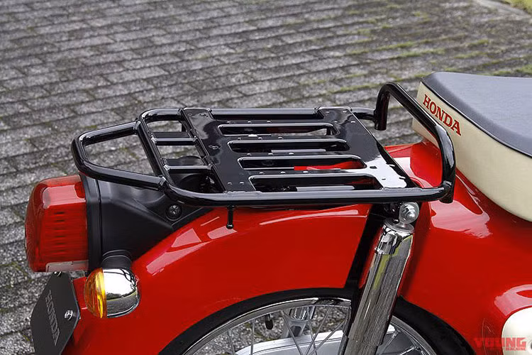 Chiếc xe vẫn giữ nguyên bộ yên đơn và giá đèo hàng giống như truyền thống của Super Cub nhưng được sơn màu đen, trùng với tông ốp đàn hậu ở phiá sau. Bên dưới yên xe là logo Super Cub cách điệu được thiết kế mang hơi hướng cổ điển, đẹp mắt với mảng sơn đỏ trên nền mạ chrome. 