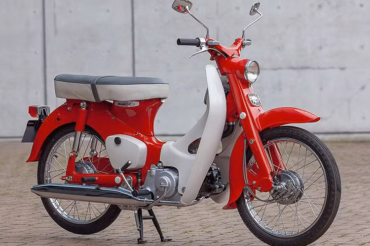 Ở phiên bản nhỏ 50cc, sự thay đổi rõ rệt ở bản kỉ niệm là đầu đèn được thiết kế rất đặc biệt khi tay lái được đẩy cao và đầu đèn tròn, nhỏ đặc trưng của Super Cub được hạ xuống gần vào chắn bùn hơn. Cánh gió liền đầu đã được tách rời làm tăng vẻ đẹp cá tính, nghịch ngợm hơn cho bản kỉ niệm.