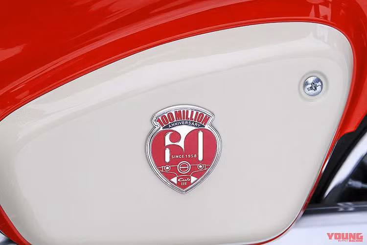 Bộ tem nổi cực "chất" phiên bản kỷ niệm 60 năm của dòng Honda Super Cub và con số 100 triệu xe bán ra trên toàn thế giới được làm tỉ mỉ và đặt vào vị trí chính giữa cốp hông của xe trên nền màu trắng ngọc.