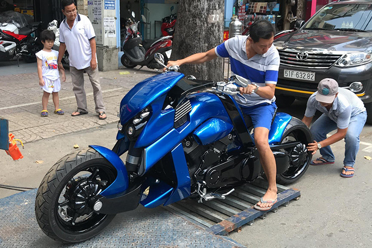 V-Rex với vẻ ngoài giống như một "khủng long" trên đường phố Sài Gòn. Nó sử dụng chung với động cơ với mẫu Harley-Davidson V-Rod 1.300 phân khối (mẫu cruiser nhanh nhất của Harley-Davidson). Ngoài động cơ, V-Rex thừa hưởng khá nhiều đồ từ Harley Davidson như đồng hồ công-tơ-mét, hộp truyền động (hộp số), yên xe, hệ thống điện, công tắc...