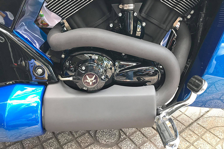 V-Rex Travertson có chiều dài lên tới 2.600 mm, trục cơ sở dài 1.851 mm và chiều cao từ yên xe xuống mặt đất khoảng 800 mm. Trọng lượng xe lên tới 304 kg. Tất cả chi tiết trên mẫu môtô "khủng" V-Rex Travertson đều làm thủ công. Mâm sau là nhôm nguyên khối CNC với đường kính 18 inch. Đi kèm mâm là "bánh béo" có kích thước 280 mm.