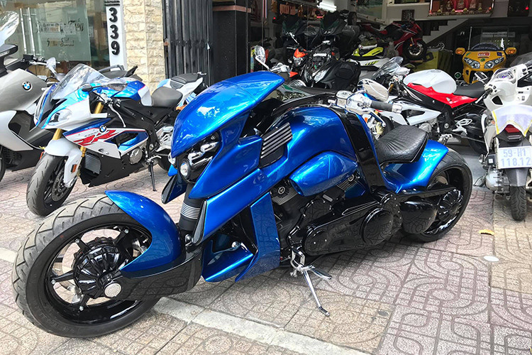 Mới đây, một công ty nhập khẩu môtô phân khối lớn tại TP HCM bất ngờ chia sẻ hình ảnh chiếc xe môtô V-Rex Travertson 2019 đầu tiên tại Việt Nam. Đây là chiếc V-Rex Travertson thứ 4 tại thị trường Việt Nam. Như vậy, sau một thời gian dài đưa về nước 3 chiếc thì đến nay giới nhập khẩu tư nhân mới bắt đầu nhập lại dòng V-Rex Travertson.