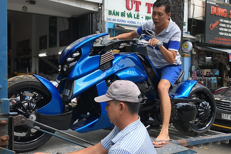 Chiếc V-Rex Travertson 2019 mới cập bến thị trường Việt Nam thuộc phiên bản 2019 và có màu sơn xanh dương đi kèm các chi tiết sơn màu đen và cả kim loại sáng bóng. Yên xe vẫn được bọc bằng da cá sấu. Ngoại hình V-Rex Travertson khiến người ta liên tưởng những mẫu mô tô Concept chỉ xuất hiện trong phim ảnh.