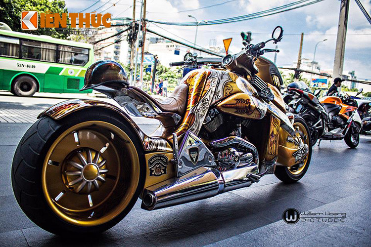 V-Rex Tranvertson lần đầu xuất hiện trước công chúng trong triển lãm xế độ tại Mỹ năm 2010. Nó được sản xuất trên cảm hứng về đàn khủng long bạo chúa trong siêu phầm điện ảnh King Kong đã từng khởi chiếu. "Đôi mắt" lé của V-Rex Travertson là một điểm nhấn ở đầu xe.