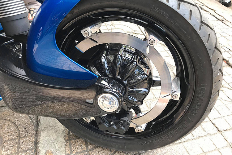 Hiện chưa rõ mức giá xe V-Rex Travertson 2019 đầu tiên về Việt Nam, chỉ biết rằng những chiếc xe V-Rex Travertson cập bến trong năm 2010 có giá bán khoảng 1,3 tỷ đồng. Theo giới thạo tin cho hay, phiên bản mới này sẽ có mức giá gần 2 tỷ đồng - gần ngang bằng với một chiếc xe sang Mercedes-Benz E200 chính hãng hiện nay. 