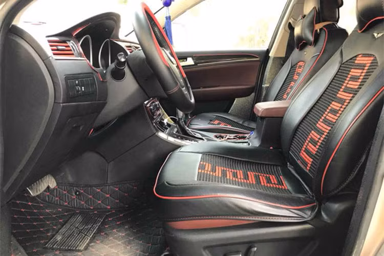 Trrang bị các tính năng an toàn trên mẫu xe này khá cơ bản, bao gồm; phanh ABS, phân bổ lực phanh EBD, cân bằng điện tử ESP, trợ lực lái HPS, phanh tay điện tử, kiểm soát độ bám đường TSC, hỗ trợ khởi hành ngang dốc HSA, điều khiển hành trình cruise control, 6 túi khí.