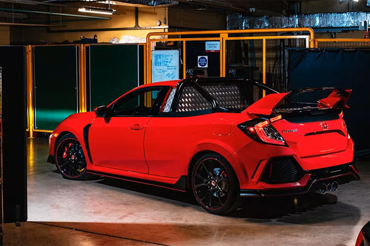 Honda chi nhánh Anh đã gọi tác phẩm của mình là Civic Type R Pick-up Truck concept. Trong khi đó, tên nội bộ của dự án này là "Project P".