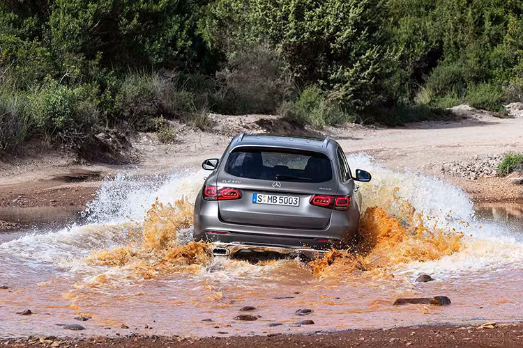 Tại Mỹ, GLC mới được bán ra 2 phiên bản: GLC 300 dẫn động cầu sau và GLC 300 4Matic dẫn động bốn bánh. Cả hai đều đi kèm với một động cơ bốn xi-lanh 2.0 lít tăng áp mạnh 255 mã lực kết hợp với hộp số tự động 9G-TRONIC.