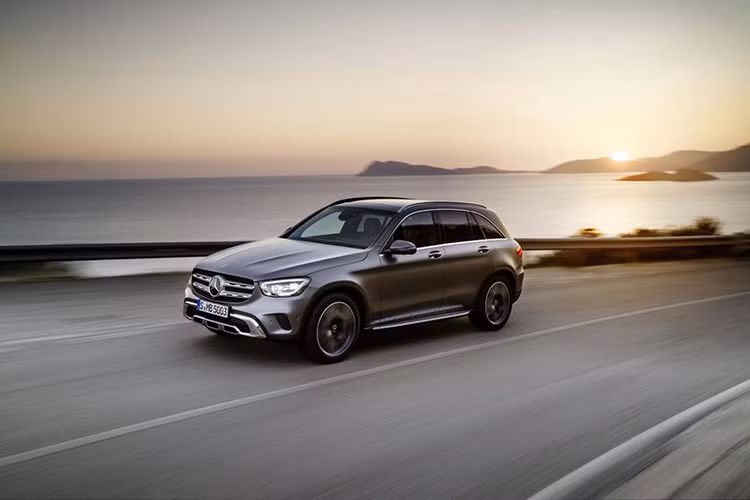 Bên sườn, Mercedes-Benz GLC 2020 gần như giống hệt như phiên bản cũ. Thay vào đó, hãng xe sang Mercedes-Benz chỉ bổ sung các loại vành la-zăng mới cho những phiên bản AMG của GLC 2020. Đằng sau mẫu xe này cũng không có nhiều điểm mới, trừ cụm đèn hậu.