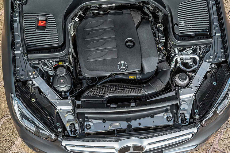 Về động cơ, GLC 2020 sẽ được trang bị động cơ xăng và dầu 4 xy-lanh thế hệ mới. Cụ thể với phiên bản máy xăng, động cơ M 264 mới sẽ thay thế cho động cơ M 274 đang được dùng trên 2 phiên bản GLC 200 và GLC 300 (bao gồm cả GLC 250 tại VN). Ở động cơ dầu, động cơ mã OM 654 thay thế cho động cơ tiền nhiệm OM 651. Thế hệ mới của các động cơ này sẽ giảm lượng khí thải CO2 và giảm mức tiêu thụ.