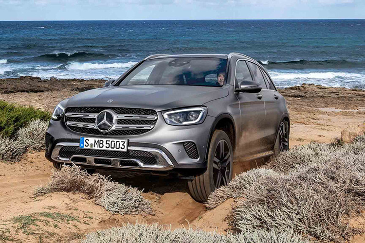 Phiên bản nâng cấp của dòng SUV hạng sang bán chạy Mercedes-Benz GLC 2020 mới sẽ chính thức trình làng trong triển lãm Ô tô Geneva 2019 diễn ra vào tháng sau. Tuy nhiên, trước thời điểm sự kiện này khai mạc, những hình ảnh và thông tin của GLC 2020 đã được hé lộ.