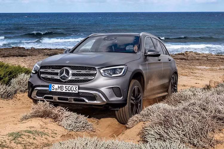 Phiên bản nâng cấp của dòng SUV hạng sang bán chạy Mercedes-Benz GLC 2020 mới sẽ chính thức trình làng trong triển lãm Ô tô Geneva 2019 diễn ra vào tháng sau. Tuy nhiên, trước thời điểm sự kiện này khai mạc, những hình ảnh và thông tin của GLC 2020 đã được hé lộ.