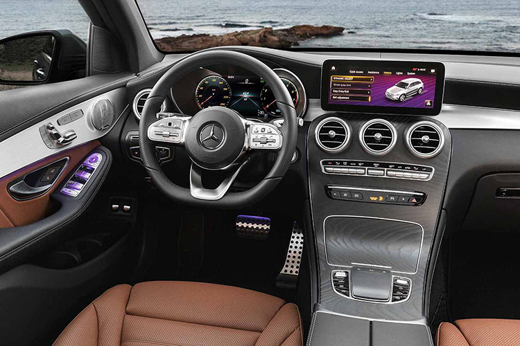 Khi mua Mercedes-Benz GLC 2020, khách hàng có thể chọn bảng đồng hồ kỹ thuật số với màn hình 12,3 inch. Thêm vào đó là hệ thống thông tin giải trí MBUX màn hình 10,25 inch tùy chọn nằm độc lập trên mặt táp-lô. Những trang bị nội thất đáng chú ý khác của GLC 2020 bao gồm vô lăng đa chức năng mới và touchpad trên cụm điều khiển trung tâm.