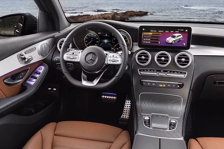 Khi mua Mercedes-Benz GLC 2020, khách hàng có thể chọn bảng đồng hồ kỹ thuật số với màn hình 12,3 inch. Thêm vào đó là hệ thống thông tin giải trí MBUX màn hình 10,25 inch tùy chọn nằm độc lập trên mặt táp-lô. Những trang bị nội thất đáng chú ý khác của GLC 2020 bao gồm vô lăng đa chức năng mới và touchpad trên cụm điều khiển trung tâm.
