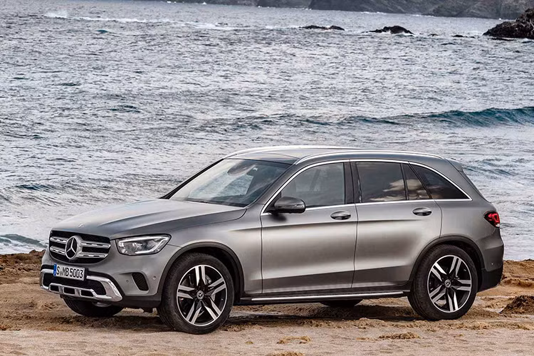 Theo đó, so với phiên bản cũ, Mercedes-Benz GLC 2020 không quá khác biệt trong thiết kế ngoại thất. Nếu nhìn kỹ, bạn sẽ phát hiện ra một số chi tiết trên mẫu SUV hạng sang này được mượn từ người anh em Mercedes-Benz GLE cỡ lớn hơn. Sự tương đồng trong thiết kế của cặp đôi Mercedes-Benz GLC 2020 và GLE được thể hiện qua lưới tản nhiệt trước với 2 nan nằm ngang màu bạc.