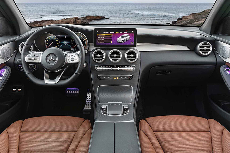 Bước vào bên trong Mercedes-Benz GLC 2020, người lái được chào đón bằng không gian nội thất thay đổi nhiều hơn ngoại thất. Theo đó, mẫu SUV hạng sang này được trang bị hệ thống thông tin giải trí MBUX tiêu chuẩn, bao gồm màn hình đa thông tin mượt mà, hỗ trợ tính năng ra lệnh bằng giọng nói và cử chỉ.
