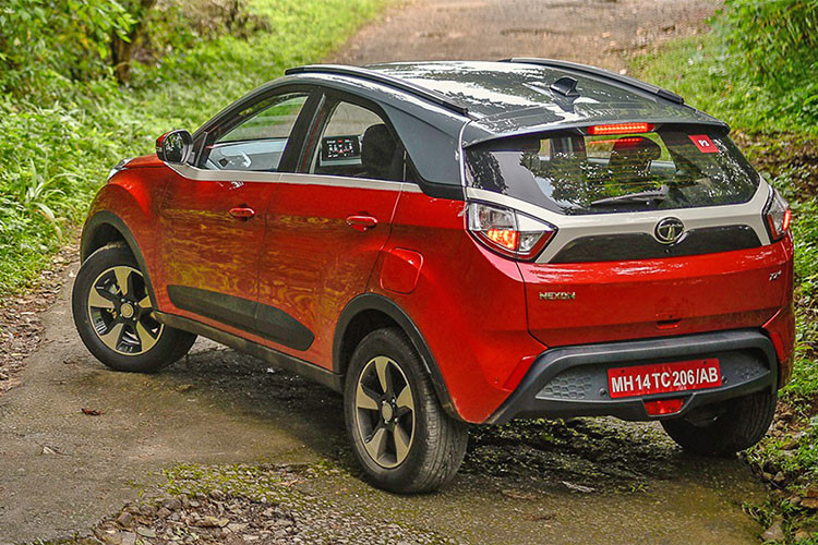 Phần mái xe bằng kính tối màu thiết kế cá tính. Bên cạnh đó xe còn sở hữu bộ vành hợp kim 16 inch tiêu chuẩn, còn với phiên bản cao nhất 18 inch. 