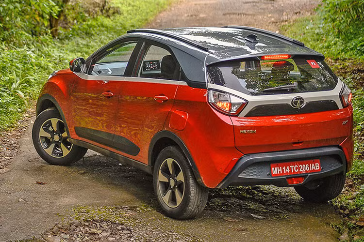 Phần mái xe bằng kính tối màu thiết kế cá tính. Bên cạnh đó xe còn sở hữu bộ vành hợp kim 16 inch tiêu chuẩn, còn với phiên bản cao nhất 18 inch. 