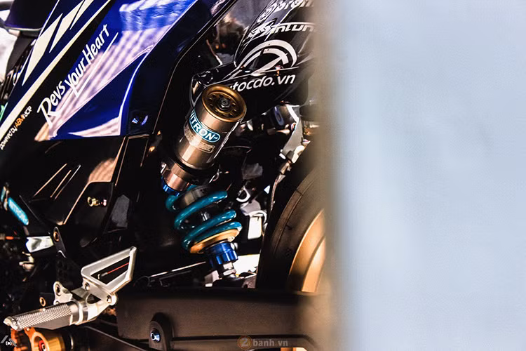  Dàn chân sau của xe sử dụng phuộc Nitron, gác chân số gãy Rizoma. Trang bị an toàn cho xe với phanh đĩa Galfer, heo RPM... 