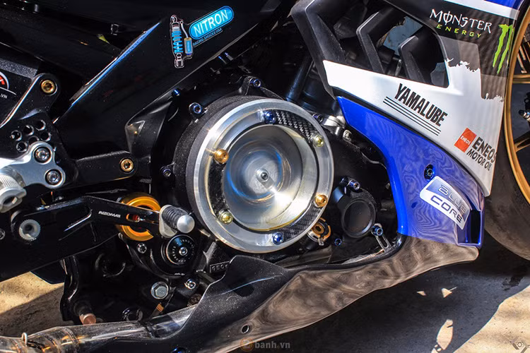 Ở phần máy, ngoài việc gữ nguyên động cơ 150cc của chiếc xe, nó được làm mới bằng lốc nồi xoay trong suốt cùng hàng loạt ốc titan.