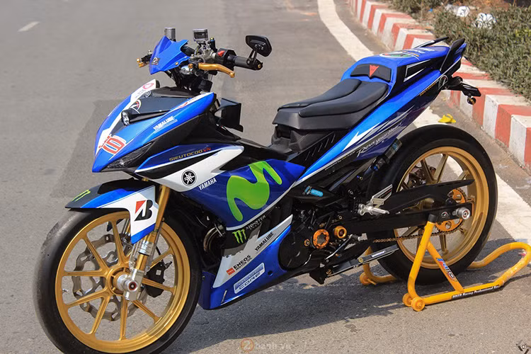 Lấy ý tưởng từ chiếc M1 danh giá của đội đua Yamaha Movistar, chủ xe Yamaha Exciter 150 đã cho ra đời bản độ với dàn áo mang đậm phong cách MotoGP với logo Movistar cùng số hiệu 99 của tay đua đương kim vô địch MotoGp 2015- Lorenzo.