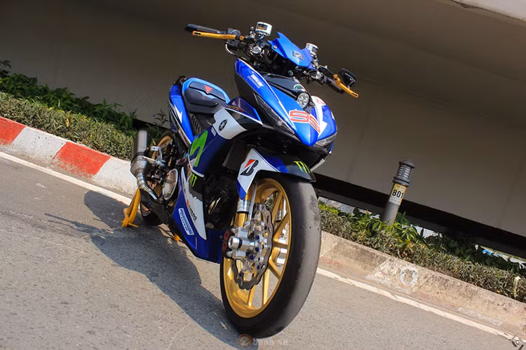 Ở phần đầu xe, ngoài việc loại bỏ bộ đèn pha và chỉ lắp duy nhất một bóng đèn led siêu sáng, xe cũng được loại bỏ nhiều chi tiết nhựa không cần thiết, trên mặt nạ xe được chủ nhân gắn số hiệu 99 của tay đua Lorenzo thuộc biên chế đội đua Yamaha Movistar.