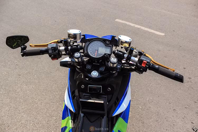 Xe được trang bị hàng loạt đồ chơi như; ghi đông bikers, bao tay, gù Rizoma, cùm côn dầu Brembo, cùm thắng Brembo kết hợp với tay thắng Rizoma mạnh mẽ. Kính hậu là dáng kính gù của CRG.