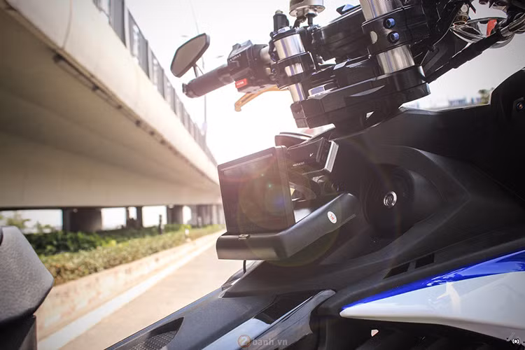 Phần trước ngay ở phía giá đèo hàng của xe được trang bị một màn hình LCD kết nối với camera hành trình được gắn phía sau xe - tác dụng quan sát toàn bộ phần sau khi xe di chuyển.