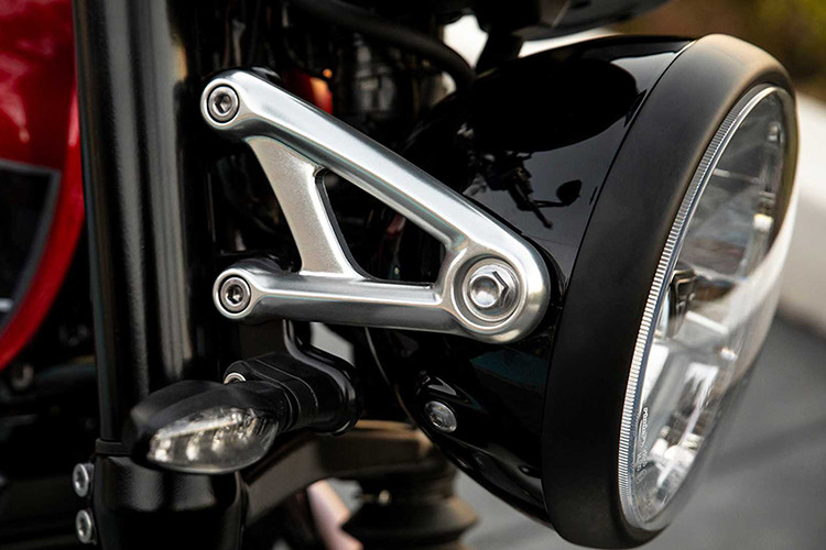 Theo Triumph, Speed Twin 1200 2019 có vẻ ngoài cổ điển nhưng sở hữu trong mình DNA của dòng naked-bike Street Triple đình đám, chính vì vậy mà xe có thể đối đầu với bất kỳ đối thủ nào trong phân khúc.