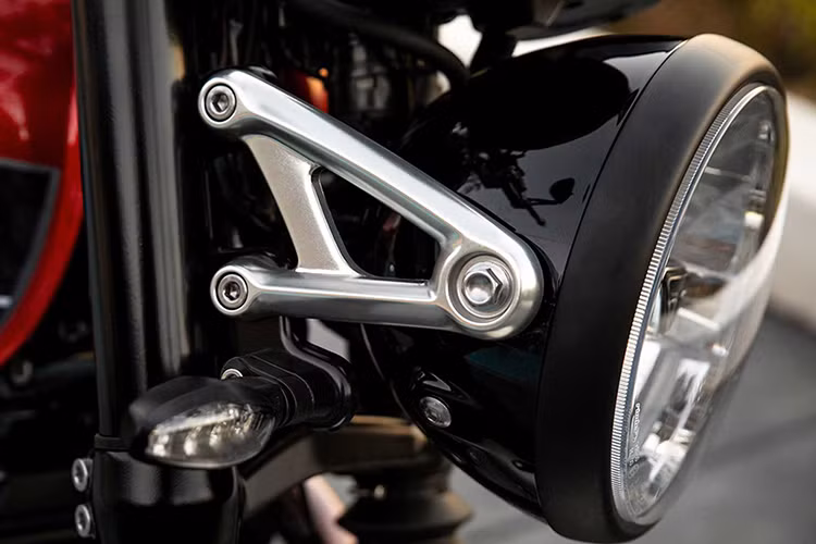 Theo Triumph, Speed Twin 1200 2019 có vẻ ngoài cổ điển nhưng sở hữu trong mình DNA của dòng naked-bike Street Triple đình đám, chính vì vậy mà xe có thể đối đầu với bất kỳ đối thủ nào trong phân khúc.