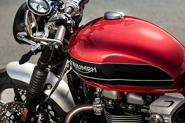 Hệ thống treo của xe môtô Triumph Speed Twin 1200 2019 mang thương hiệu Kayaba với phuộc ống lồng 41 mm ở trước và giảm xóc đôi dạng lò xo trụ, giảm chấn thủy lực, mang đến cho xe diện mạo và phong cách vốn có của một chiếc xe cổ điển.