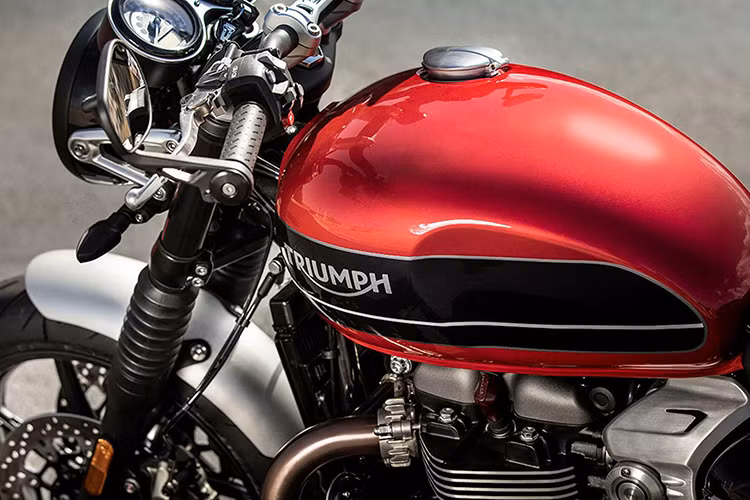 Hệ thống treo của xe môtô Triumph Speed Twin 1200 2019 mang thương hiệu Kayaba với phuộc ống lồng 41 mm ở trước và giảm xóc đôi dạng lò xo trụ, giảm chấn thủy lực, mang đến cho xe diện mạo và phong cách vốn có của một chiếc xe cổ điển.