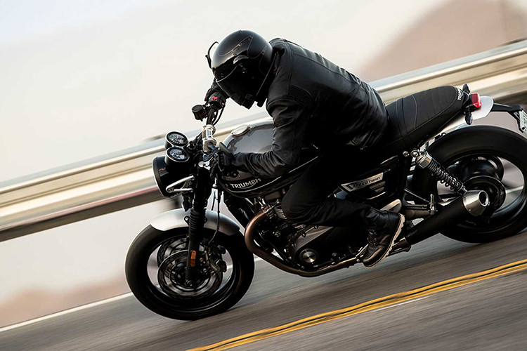 Hiện tại giá Triumph Speed Twin 1200 2019 cũng như thời điểm xe sẽ có mặt trên thị trường vẫn chưa được thương hiệu xe Anh công bố. Tuy nhiên theo nhiều nguồn tin thì Triumph sẽ chính thức tung mẫu xe này ra thị trường vào tháng 2/2019 và công bố giá bán xe vào cùng thời điểm.