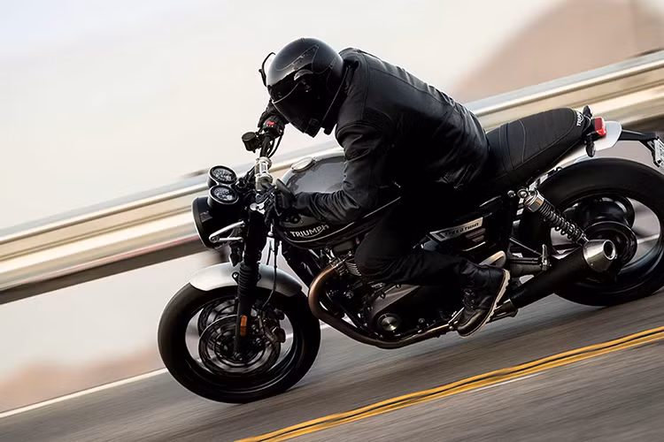 Hiện tại giá Triumph Speed Twin 1200 2019 cũng như thời điểm xe sẽ có mặt trên thị trường vẫn chưa được thương hiệu xe Anh công bố. Tuy nhiên theo nhiều nguồn tin thì Triumph sẽ chính thức tung mẫu xe này ra thị trường vào tháng 2/2019 và công bố giá bán xe vào cùng thời điểm.