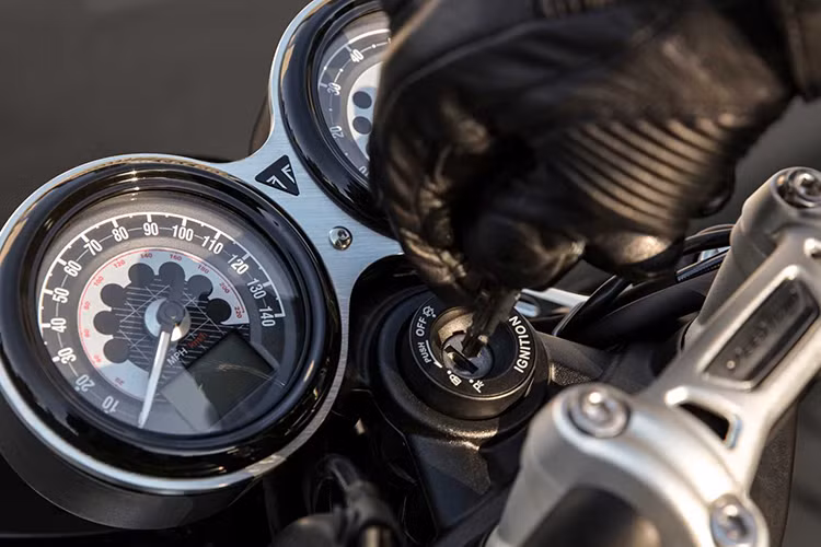 Để tối ưu hóa khả năng kiểm soát xe, Triumph trang bị cho Speed Twin kẹp phanh đôi Brembo đi kèm đĩa đôi 305 mm ở trước và đĩa đơn 220 mm phía sau đi kèm kẹp phanh Nissin.