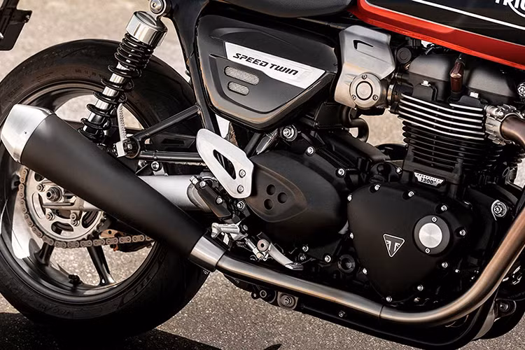 Được trang bị động cơ xylanh đôi, dung tích 1200cc, 8 van, làm mát bằng dung dịch tương tự như các mẫu Bobber, Thruxton hay Bobber Black, tuy nhiên Triumph đã tiến hành hiệu chỉnh động cơ này và bổ sung thêm một số nâng cấp như trục khuỷu nhẹ hơn, tỷ số nén cao hơn.