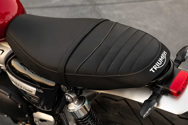 Các chi tiết trên Triumph Speed Twin 1200 toát lên vẻ lịch lãm nhờ phong cách classic đang được nhiều dân chơi xe môtô ưa chuộng hiện nay. Tuy nhiên nó vẫn đậm nét hiện đại với những phụ kiện và trang bị mới nhất.