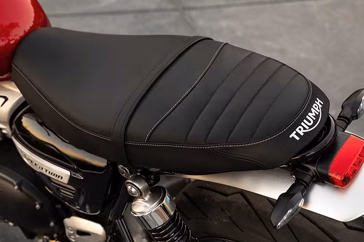 Các chi tiết trên Triumph Speed Twin 1200 toát lên vẻ lịch lãm nhờ phong cách classic đang được nhiều dân chơi xe môtô ưa chuộng hiện nay. Tuy nhiên nó vẫn đậm nét hiện đại với những phụ kiện và trang bị mới nhất.