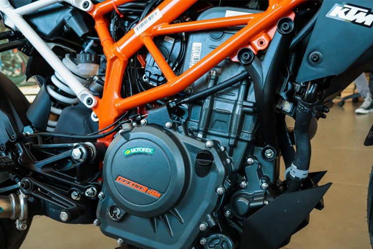 Nằm giữa bộ khung của Duke 390 2018 mới sẽvẫn tiếp tục là khối động cơ 1 xi-lanh DOHC với dung tích 373,2 cc, làm mát bằng nước và phun nhiên liệu điện tử quen thuộc, với công suất tối đa 44 mã lực và mô-men xoắn 37 Nm. Hộp số 6 cấp, đáp ứng chuẩn khí thải Euro 4.