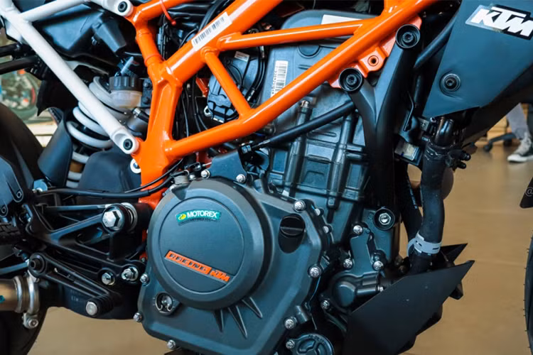 Nằm giữa bộ khung của Duke 390 2018 mới sẽvẫn tiếp tục là khối động cơ 1 xi-lanh DOHC với dung tích 373,2 cc, làm mát bằng nước và phun nhiên liệu điện tử quen thuộc, với công suất tối đa 44 mã lực và mô-men xoắn 37 Nm. Hộp số 6 cấp, đáp ứng chuẩn khí thải Euro 4.