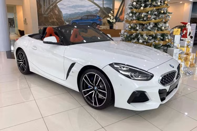 BMW Z4 sDrive30i M-Sport được trang bị động cơ tăng áp cuộn kép 2.0L, công suất 255 mã lực, mô-men xoắn 400 Nm, hộp số tự động 8 cấp và hệ dẫn động cầu sau. Xe có khả năng tăng tốc 0-100 km/h trong 5,4 giây trước khi đạt tốc độ tối đa 250 km/h. Mức giá xe BMW Z4 sDrive30i M Sport chính hãng dự kiến từ 3,3 tỷ đồng.