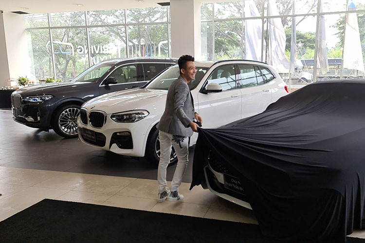 Theo chia sẻ từ đại lý cho biết, Minh nhựa đến showroom chỉ để xem BMW X7 nhưng sau khi dạo một vòng showroom thì anh đã quyết định chọn thêm 2 chiếc X3 và Z4. Ba mẫu xe BMW của doanh nhân Phạm Trần Nhật Minh lần lượt là X3 xDrive30i M Sport giá 2,599 tỷ đồng, X7 xDrive 40i Pure Excellence giá 6,689 tỷ đồng và BMW Z4 sDrive30i M Sport có giá dự kiến từ 3,3 tỷ đồng.