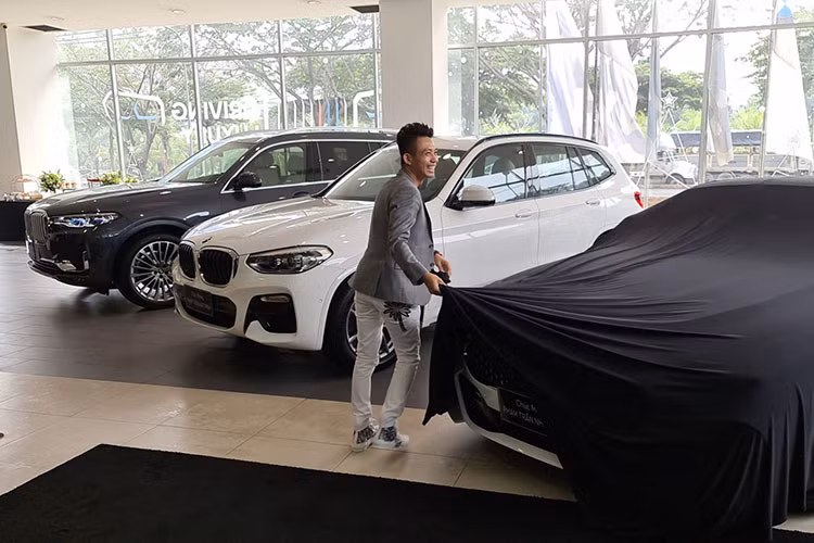 Theo chia sẻ từ đại lý cho biết, Minh nhựa đến showroom chỉ để xem BMW X7 nhưng sau khi dạo một vòng showroom thì anh đã quyết định chọn thêm 2 chiếc X3 và Z4. Ba mẫu xe BMW của doanh nhân Phạm Trần Nhật Minh lần lượt là X3 xDrive30i M Sport giá 2,599 tỷ đồng, X7 xDrive 40i Pure Excellence giá 6,689 tỷ đồng và BMW Z4 sDrive30i M Sport có giá dự kiến từ 3,3 tỷ đồng.