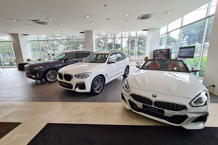 Cũng trong ngày nhận xe, đại gia Minh nhựa cũng đã có những chia sẻ về niềm đam mê xe cũng như tại sao anh lại chọn BMW cho lần mua xe này. Anh Minh cho biết, “Mình là một fan cứng của BMW và chiếc xe đầu tiên anh Minh sở hữu là BMW 320 và trước đây từng dùng nickname trên Yahoo Messenger là minhbmw”.